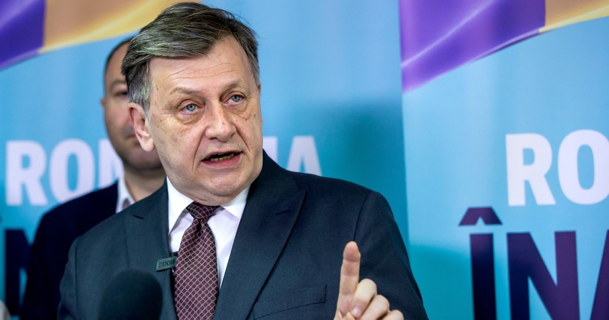 Crin Antonescu vorbește la o conferință de presă organizată la sediul de campanie din Șoseaua Kiseleff