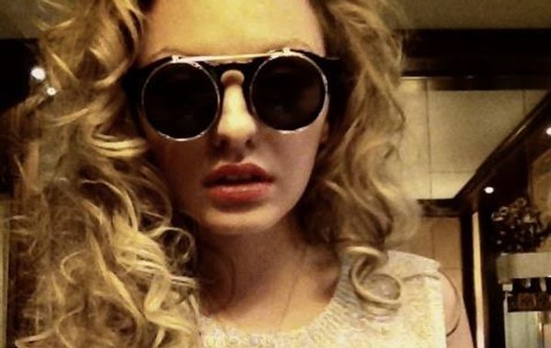 Alexandra Stan își arată sfârcurile pe Internet