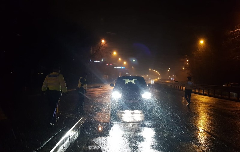 Reacția polițiștilor când un șofer care circula după ora 22.00 fără formular le-a zis: "Vin de la maternitate. Am fată!"