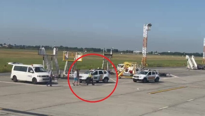 Momentul în care Nelu Iordache este ridicat de procurori de pe pista Aeroportului Otopeni - Henri Coandă. Foto: Pro TV