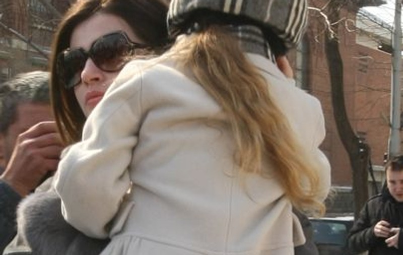 Foto & Video | Monica Columbeanu i-a dus Irinei păpuşa ei preferată, la întâlnirea cu psihologii