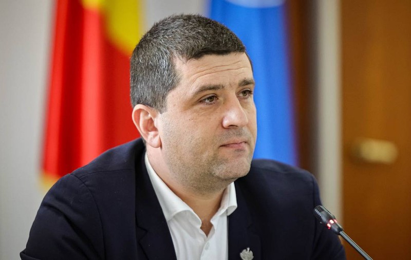 Directorii din companiile de stat și-au mărit salariile de 5 ori, în timp ce Guvernul tăia de la români. Ministrul Economiei: „La 3 angajați există 4 șefi”