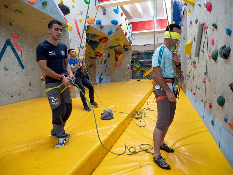 Sportivul Răzvan Nedu și alpinistul Teofil Vlad | Foto: Robert Hanciarec