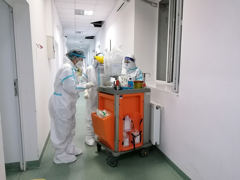 Asistentele pregătesc tratamentele pentru bolnavii de COVID