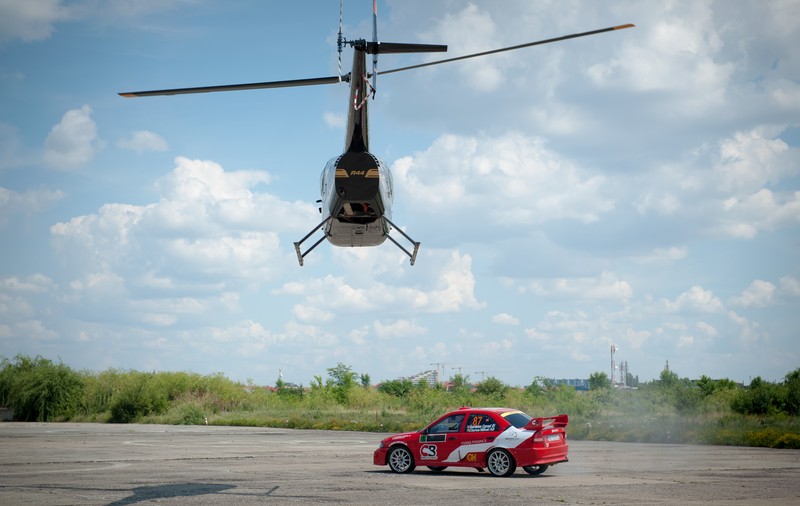 LEU s-a întrecut cu un elicopter. Vezi ce s-a întâmplat