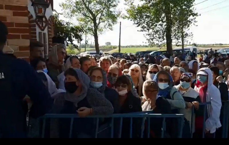 Mii de oameni s-au adunat la moaște, la o mănăstire din Teleorman. Județul e de duminică în scenariul roșu