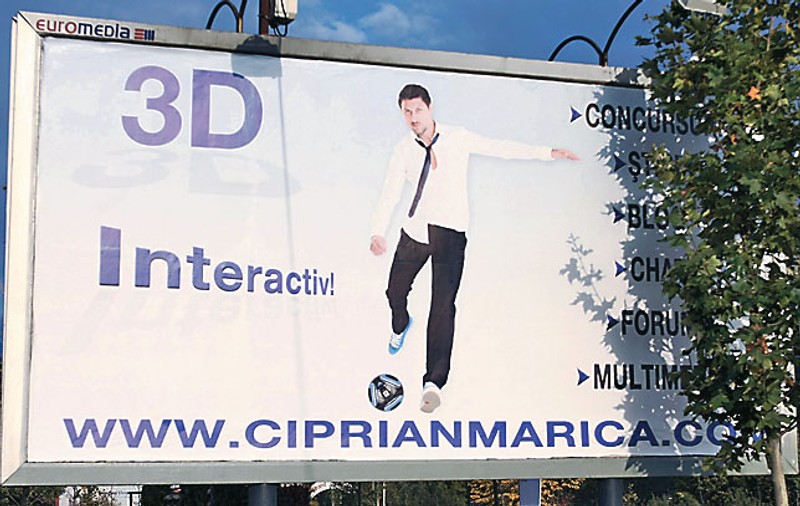 Marica îşi promovează site-ul personal prin bannere publicitare
