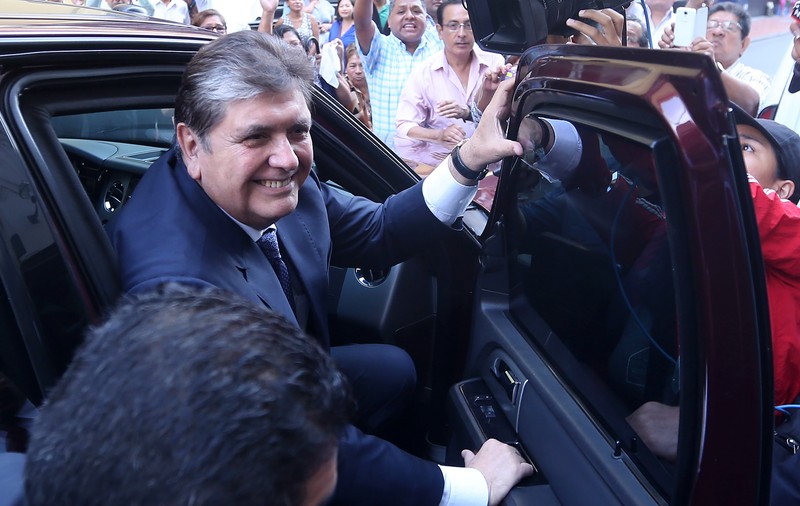 A murit fostul președinte peruan Alan Garcia. S-a împușcat în cap înainte să fie arestat