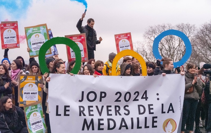 Migranții și romii, inclusiv din România, sunt dați afară din locuințele ocupate ilegal în Paris, înainte de JO din 2024. „Oamenii nu pot să vadă mahalale şi barăci” | FOTO