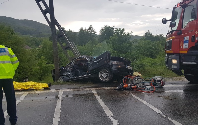 Un tânăr a murit într-un accident rutier în Vâlcea. Mașina în care era s-a izbit violent de un stâlp pe care l-a înclinat/FOTO