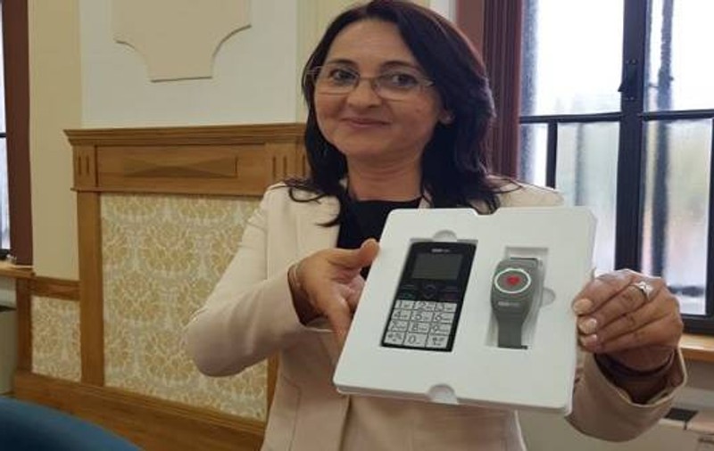 Bătrânii din Timișoara au ceas cu buton de panică. Cum funcționează proiectul Primăriei