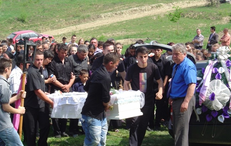 Fata înjunghiată şi incendiată în plină stradă a fost condusă pe ultimul drum