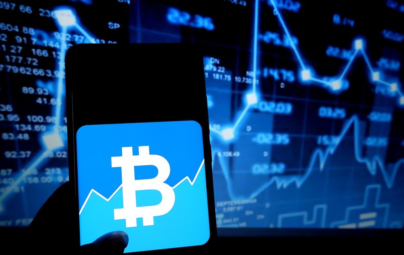 Bitcoin, un nou record: a depășit 28.000 de dolari﻿