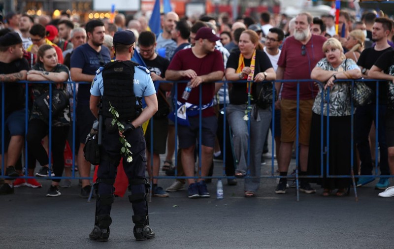 Un protestatar acuzat că a lovit un jandarm la mitingul din 10 august a fost reținut de procurori