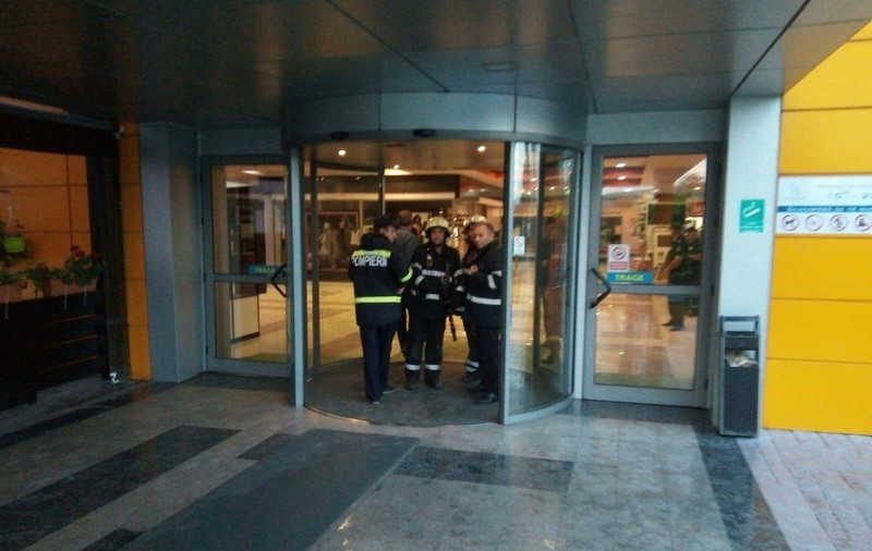 Tavan prăbușit într-un centru comercial din Vaslui. Trei persoane, printre care un copil de un an, rănite