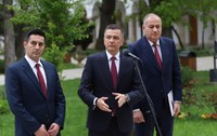 Claudiu Manda, Sorin Grindeanu și Marian Neacșu sunt îmbrăcați la fel cu costume și cravată în timp ce dau o declarație la Palatul Cotroceni.
