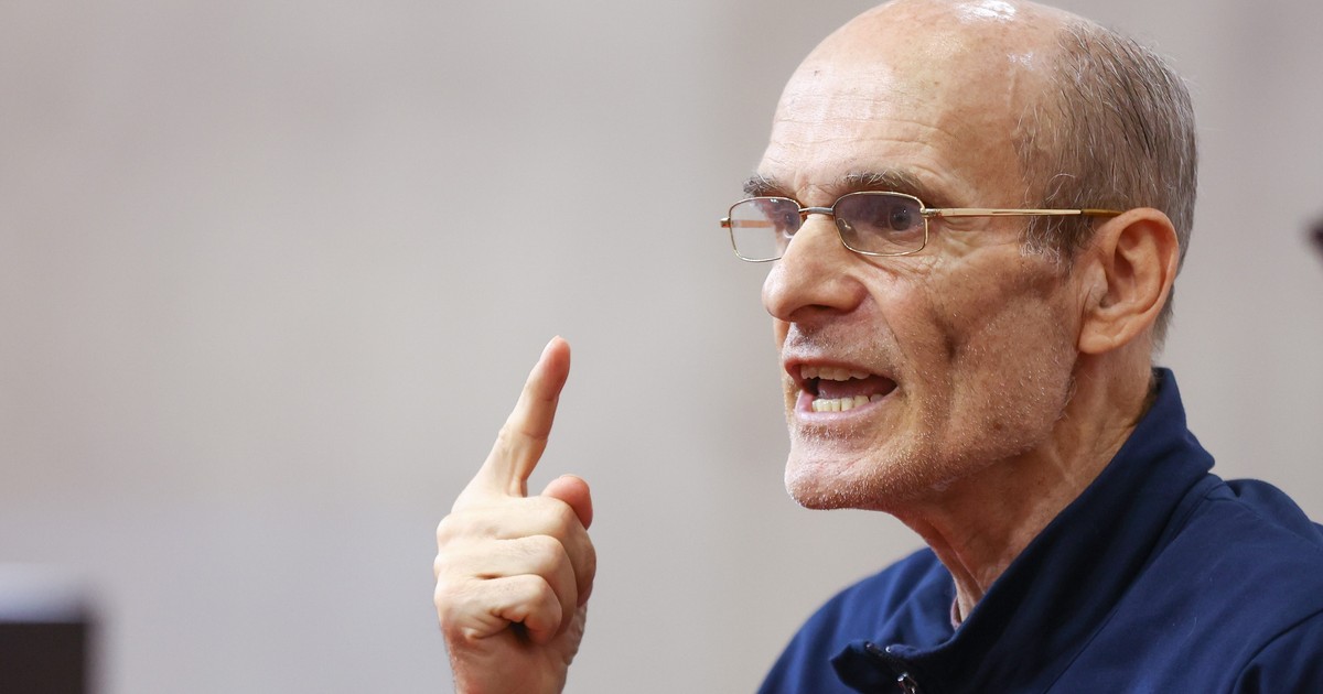 Imagine cu jurnalistul Cristian Tudor Popescu explicand ceva, cu mana ridicată