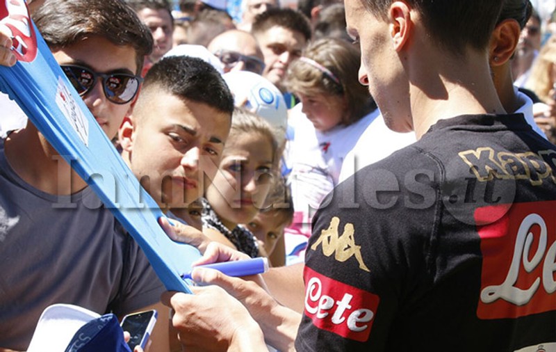 Călare pe Chiricheș! Fanii lui Napoli s-au înghesuit la autografele căpitanului naționalei României
