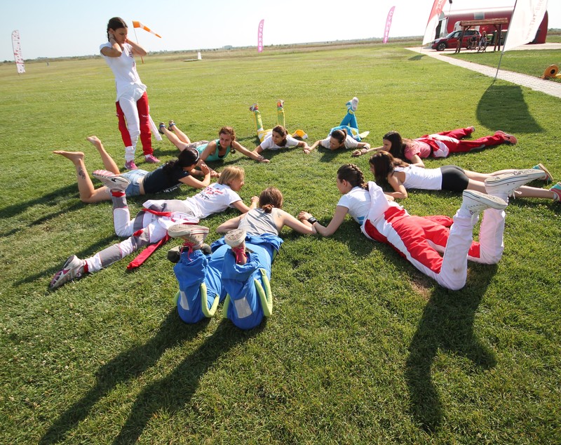 Un nou record pentru România la parașutism realizat exclusiv de o echipă feminină / GALERIE FOTO