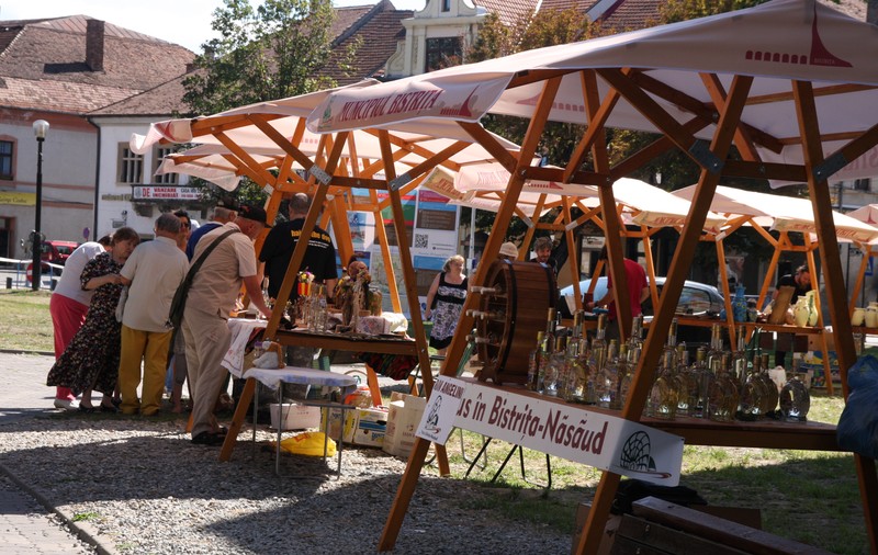 Țuică cu mărgele sau tabouri pictate pe pietre și țigle la Târgului Mare al Bistriței GALERIE FOTO
