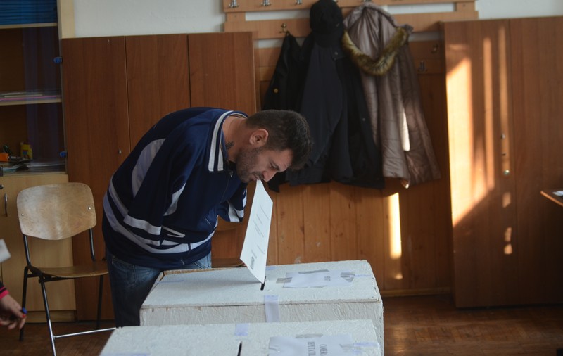 Alegeri parlamentare 2016. Un bărbat din Buzău, fără mâini, a mers la vot. A ținut buletinul de vot în dinți și l-a introdus în urnă