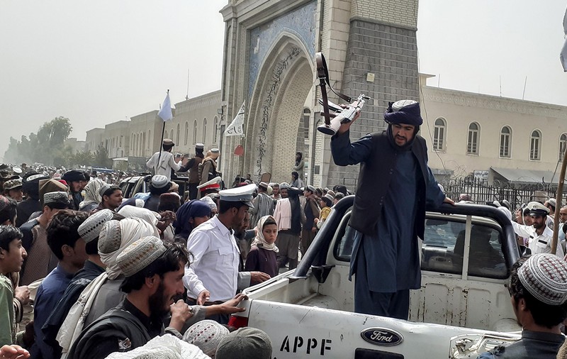 MAE anunţă cine sunt cei 35 de cetăţeni români care se mai află în Afganistan