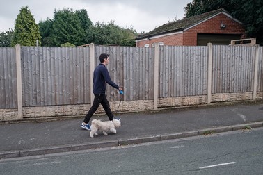 Cristian Rădulescu îl plimbă pe Alfie. Derby, UK, septembrie 2021