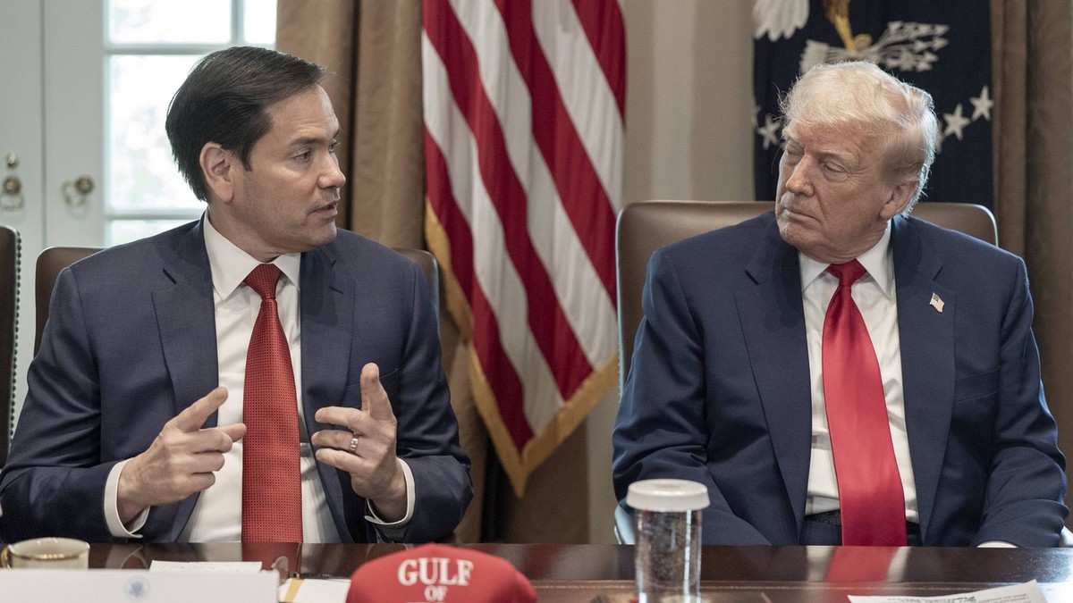 Marco Rubio (stânga) vorbește în timpul unei ședințe la Casa Albă, alături de Donald Trump Foto: Profimedia