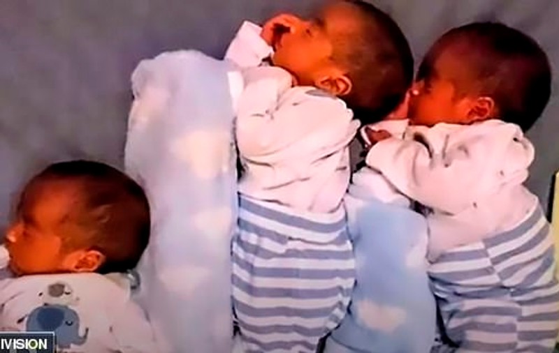 O fată în vârstă de 13 ani, care a fost violată, a născut tripleți. Doi dintre ei au murit după puțin timp. Fata și unicul copil supraviețuitor trăiesc într-o sărăcie lucie