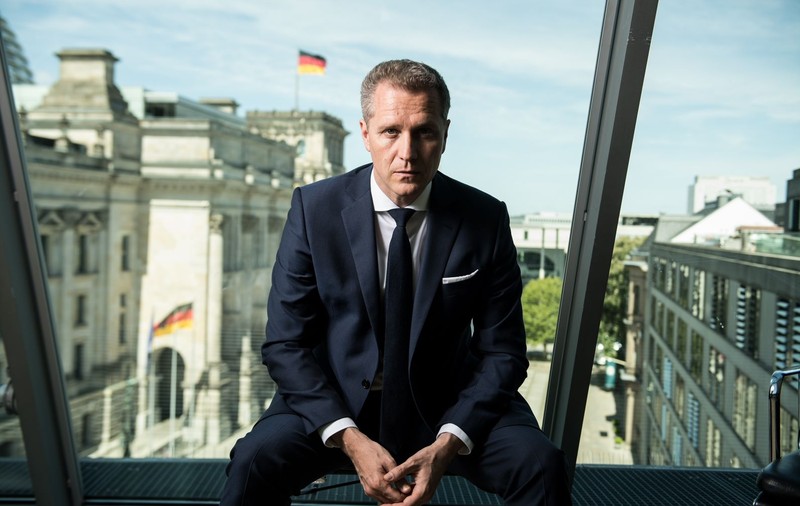 Biroul și proprietățile deputatului german Petr Bystron, acuzat că a luat mită de la oligarhi ruși, luate cu asalt de poliție