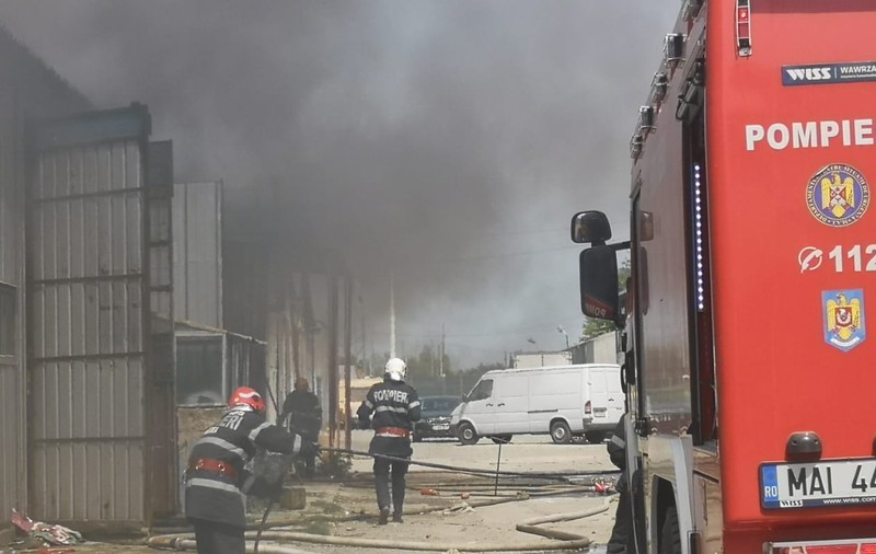 Incendiu puternic la un depozit de mase plastice din Constanța