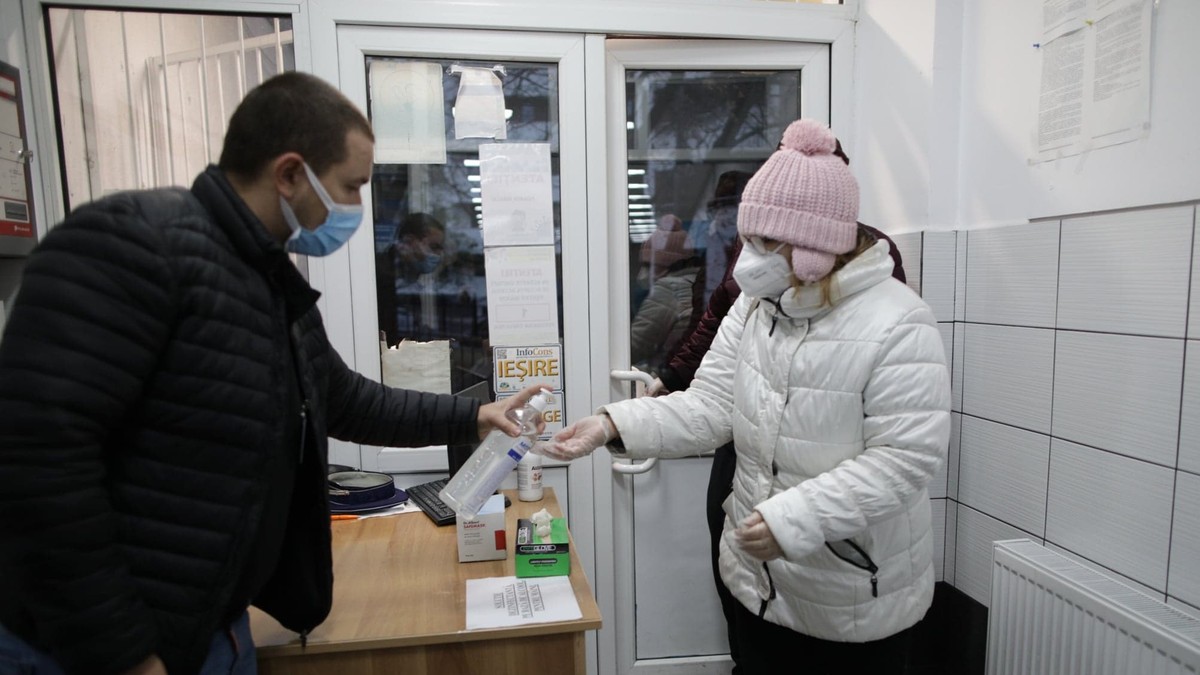 La intrarea în secția de votare, alegătorii trebuie să-și dezinfecteze mâinile