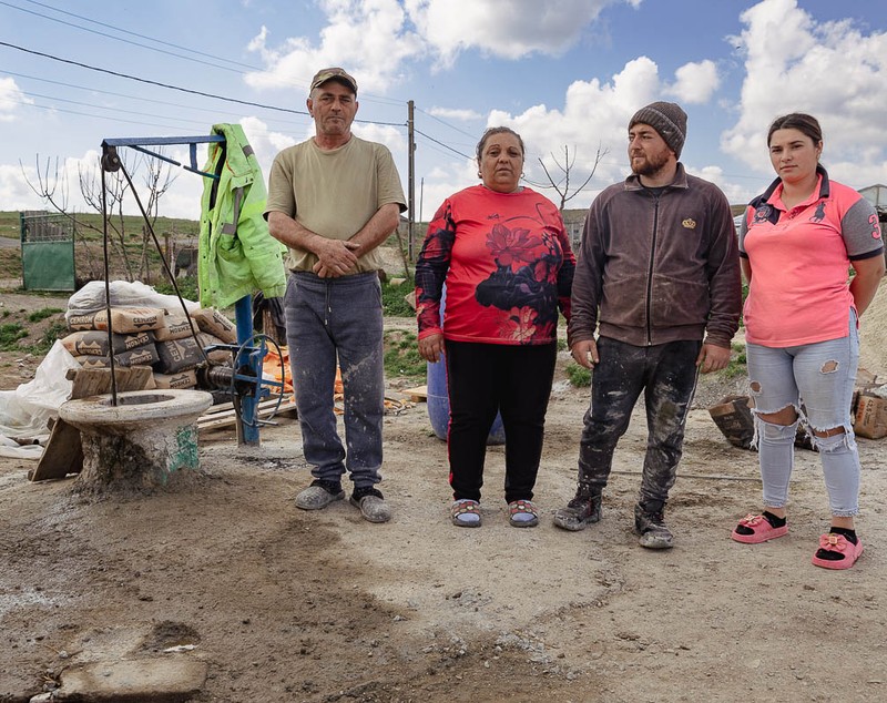 Un polițist din Tulcea a mobilizat oamenii să ridice o casă pentru o familie rămasă pe drumuri după un incendiu