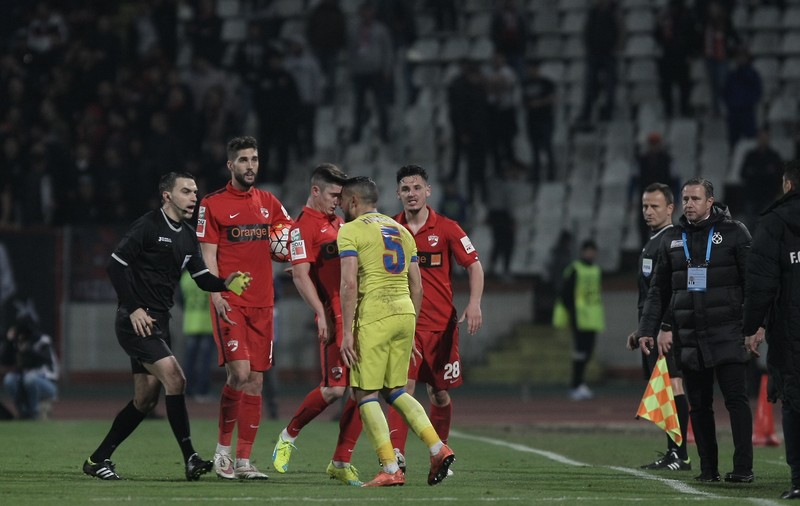 Derby-ul s-a terminat cu o bătaie generală. ^Hamroun, altoit și la vestiare. Filip se plânge: ”Hamroun m-a lovit, m-a înjurat!”