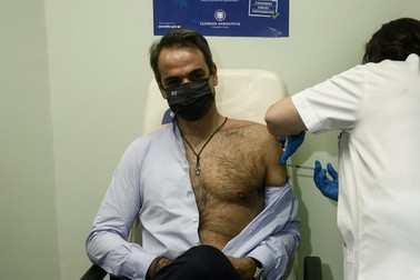 Premierul Greciei și-a arătat pieptul în momentul în care și-a făcut vaccinul anti-COVID, în ianuarie 2021 Foto: EPA