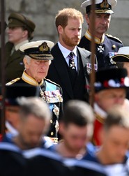 Prințul Harry a fost surprins cu o expresie sumbră în timpul funeraliilor. Foto: Profimedia