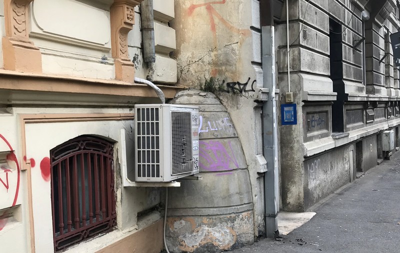 „Pissotta” unicat din centrul Capitalei! Ce reprezintă dâmbul de cărămidă lipit de o clădire din București, dar pe care pe care-l întâlnim la orice pas în Veneția?