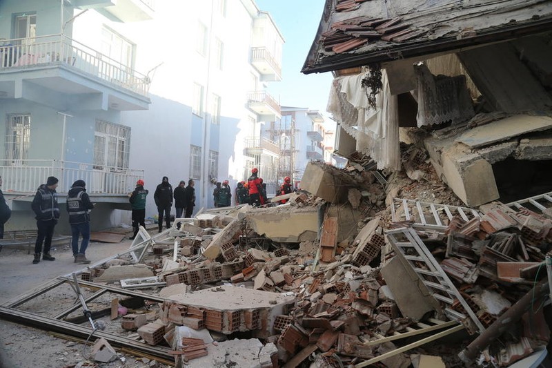 Clădire dărâmată în Elazig, după cutremurul din Turcia / FOTO: EPA