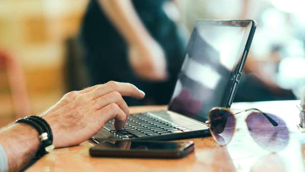 Tânăr din Iași, condamnat la închisoare pentru că și-a spionat iubita