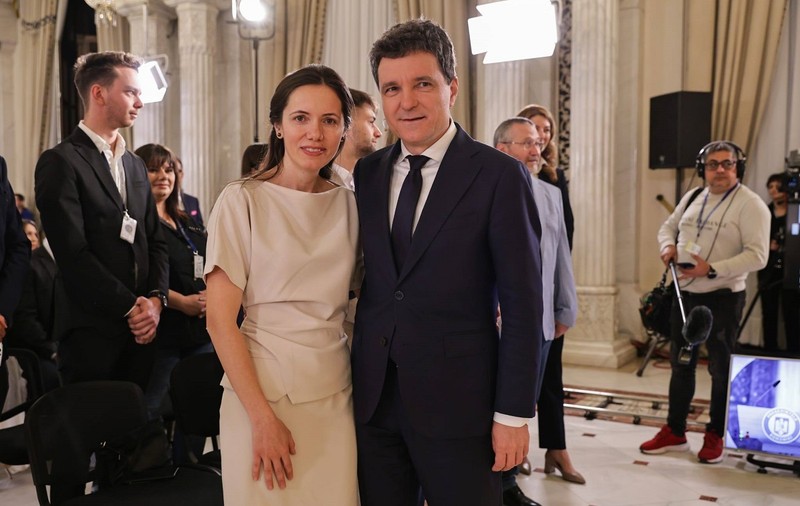 Gestul făcut de Mirabela Grădinaru față de Nicușor Dan în culisele dezbaterii electorale de la TVR. Momentul a fost surprins de fotograful Libertatea