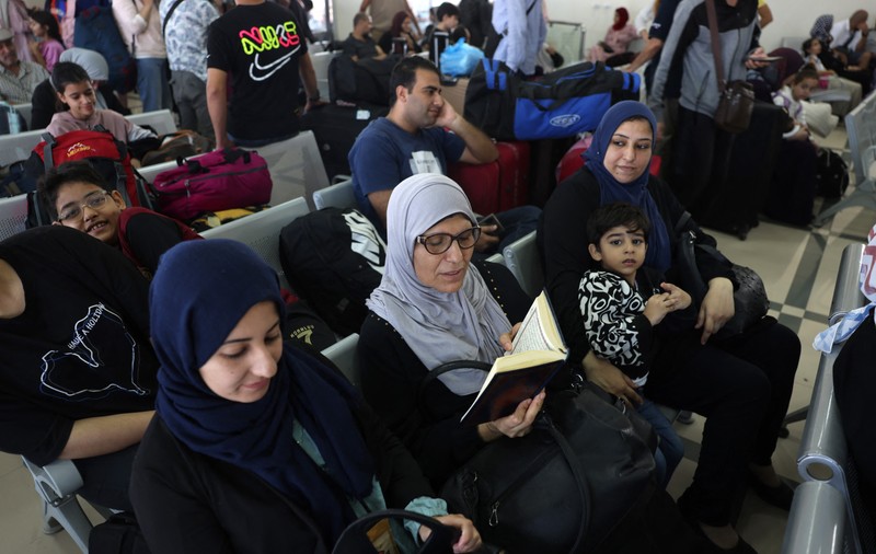 Punctul de frontieră de la Rafah a rămas închis pentru tranzitul civililor pe întreg parcursul zilei de vineri, anunță MAE. Evacuarea va continua după redeschidere