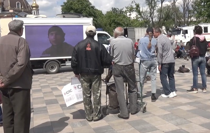 Rusia a trimis în Mariupolul devastat dubițe cu televizoare uriașe, unde rulează propaganda anti-ucraineană