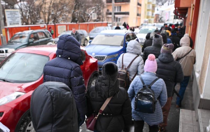Oamenii din Brașov au stat la coadă ca să își plătească taxele și impozitele pentru 2026