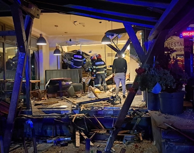Un șofer de 19 ani a intrat cu mașina în mijlocul unui restaurant din județul Cluj. FOTO