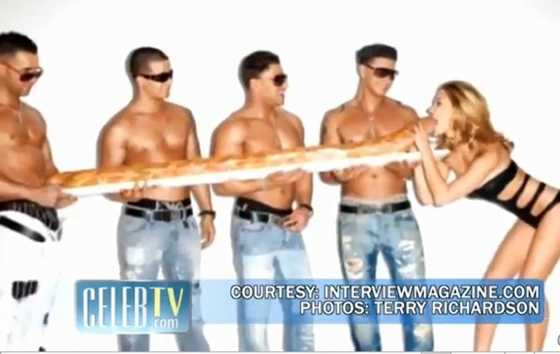Video / Bar Refaeli cu un sandwich imens în gură