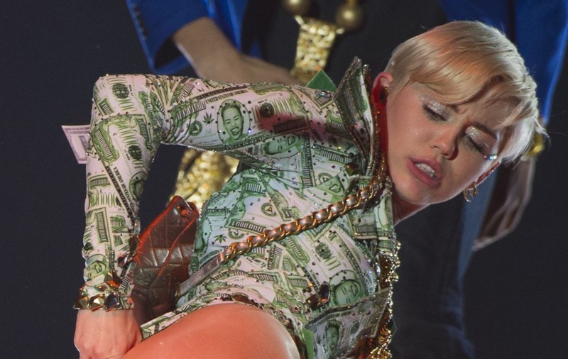 A mai FĂCUT-O LATĂ, dar NICIODATĂ CA ACUM! De data asta, MILEY CYRUS CHIAR a ARĂTAT APROAPE TOT! | FOTO