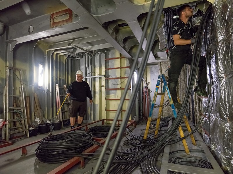 Costel Boghiu pe o navă în construcție în șantierul naval Karstensens. Skagen, Danemarca