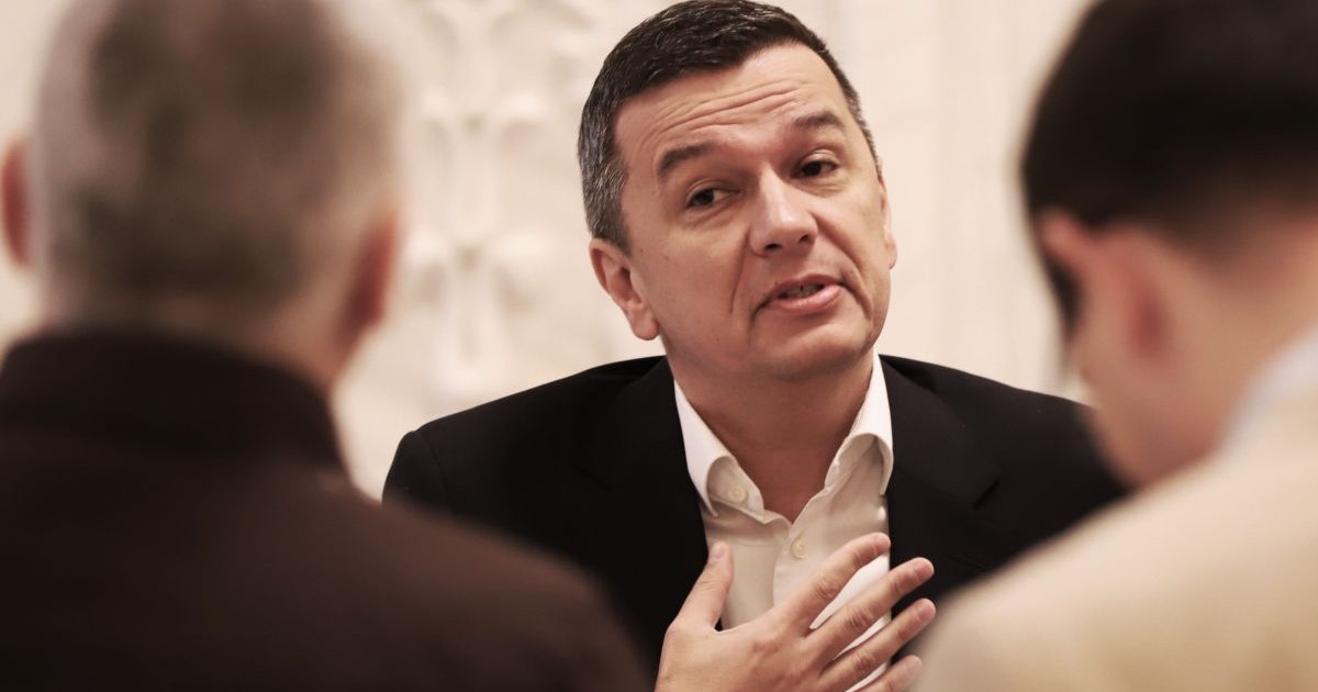 Președintele PSD, Sorin Grindeanu, arată cu mâna spre el