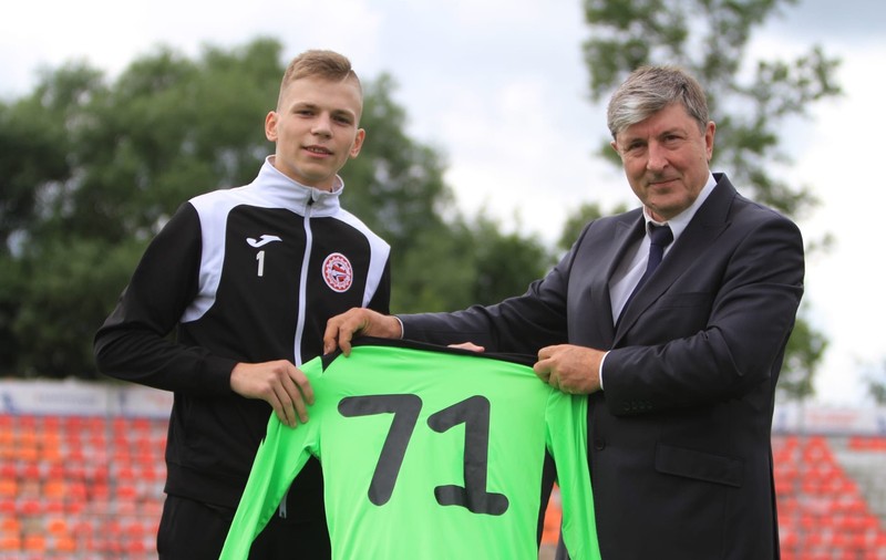 VIDEO | Un fotbalist fulgerat pe teren s-a trezit din comă și a revenit la antrenamente. Ce cadou i-a făcut clubul