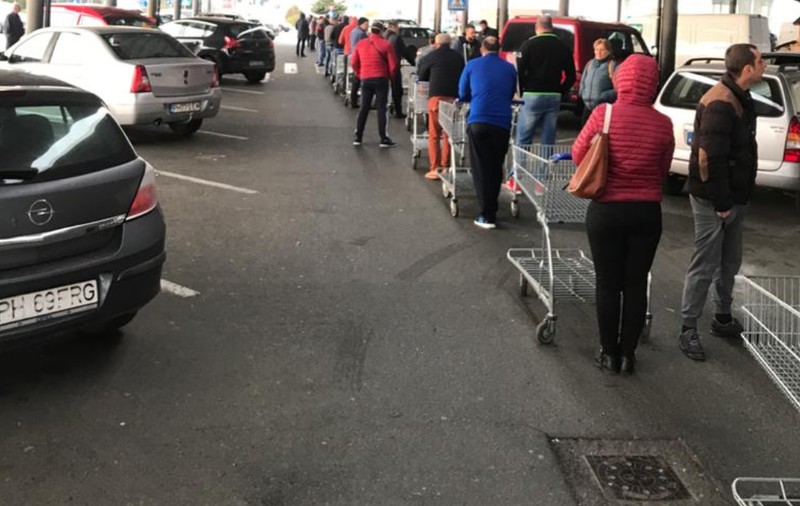 VIDEO | Cozi la centrele comerciale. Românii au ieșit la cumpărături, după anunțarea noilor restricții
